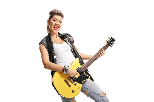 Punker femenino tocando una guitarra eléctrica y cantando — Foto de Stock