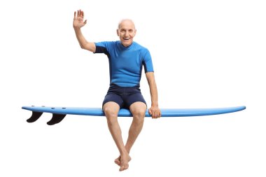 sörf tahtası üzerinde oturan ve sallayarak bir wetsuit erkekte