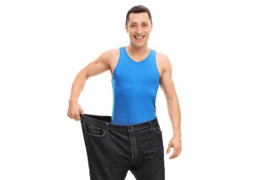 Büyük boy kot pantolon genç adam