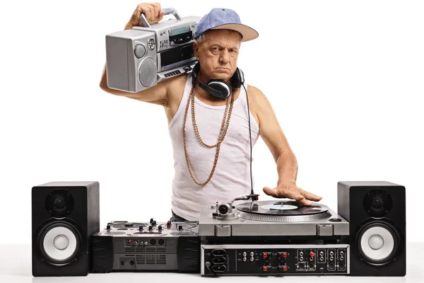 Anziani arrabbiati DJ con un boombox — Foto Stock