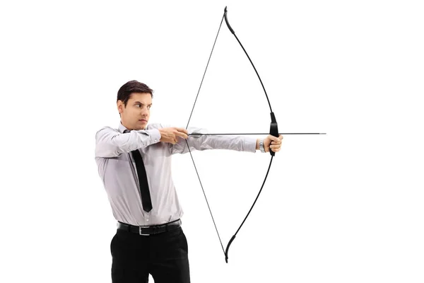 Empresário apontando com um arco e flecha — Fotografia de Stock