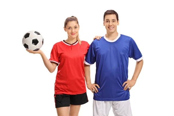 Vrouwelijke en mannelijke voetballers glimlachen — Stockfoto