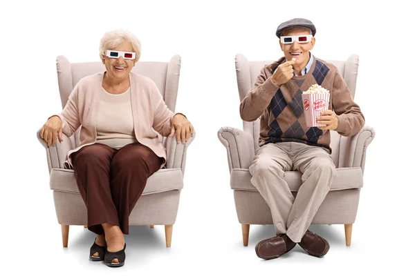 Seniors avec des lunettes 3D et popcorn assis dans des fauteuils — Photo