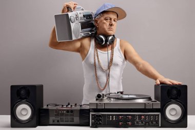 Boombox ve müzikal donanımları ile eski Dj