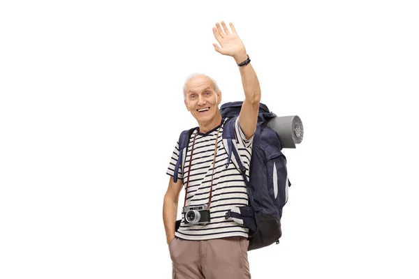 カメラに手を振って高齢者ハイカー — ストック写真