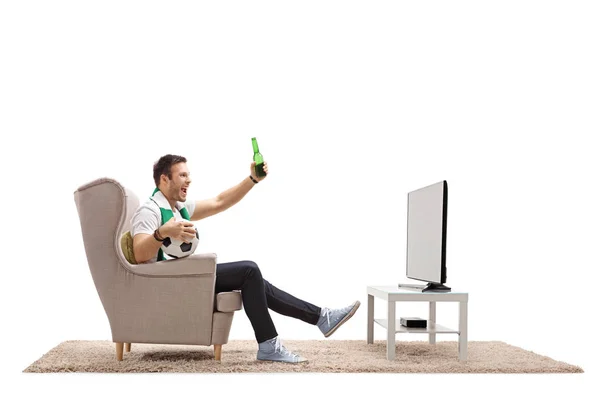 Fanático del fútbol viendo fútbol en la televisión y tomando una cerveza —  Fotos de Stock