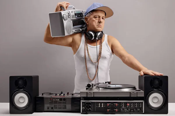 Viejo DJ con una caja de resonancia y equipo musical — Foto de Stock