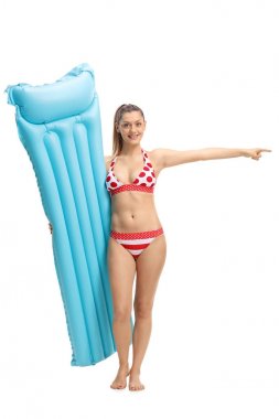 Bir hava yatağı işaret ile genç kadın