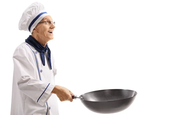 Anciano chef con una sartén wok —  Fotos de Stock