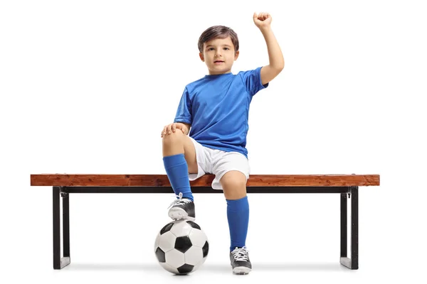 Futbolista sentado en un banco y haciendo gestos de felicidad — Foto de Stock