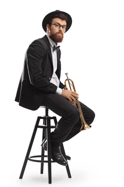 Trumpetista sedí na židli — Stock fotografie
