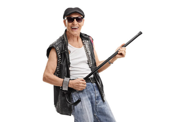 панк притворяется, что играет на гитаре на трости
