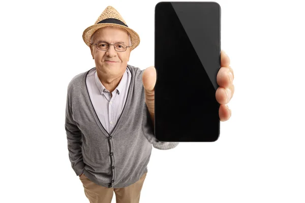 Hombre maduro mostrando un teléfono — Foto de Stock