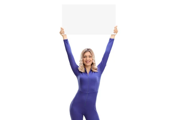 Žena v závodní kombinézu drží prázdná tabulka — Stock fotografie