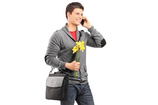 Man houden tulpen en praten over een telefoon — Stockfoto