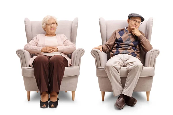 Пожилые мужчина и женщина, сидящие в креслах — стоковое фото