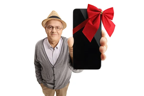 Hombre mostrando un teléfono envuelto con una cinta como regalo — Foto de Stock