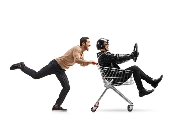 Man duwen een winkelwagentje met een fietser rijden binnen — Stockfoto