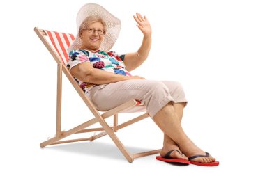 bir güverte sandalyede oturuyor ve sallayarak kadın