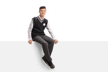 Bir panelde oturan genç öğrenci