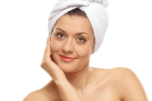 Giovane donna con un asciugamano in testa — Foto Stock