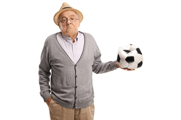 Teleurgesteld volwassen man met een leeggelopen voetbal — Stockfoto