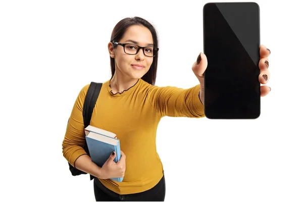 Vrouwelijke tiener student tonen een telefoon — Stockfoto