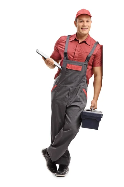 Reparateur holding een Klembord en een gereedschapskist — Stockfoto