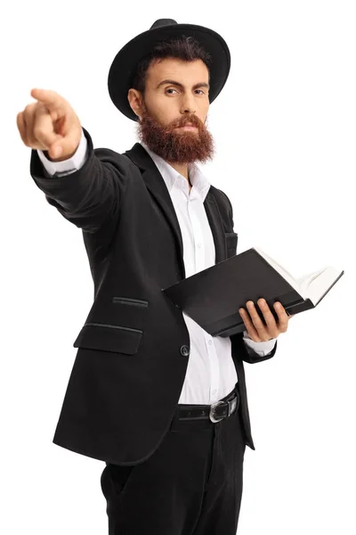 Homem religioso com um livro apontando para a câmera — Fotografia de Stock