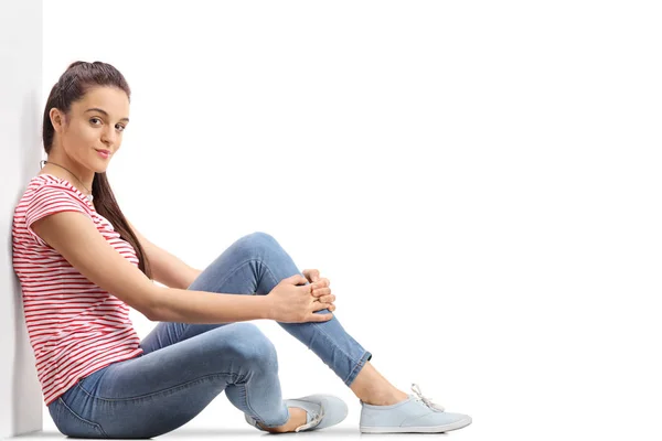 Ragazza adolescente seduta sul pavimento — Foto Stock
