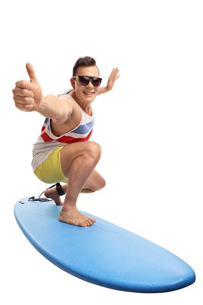 Mann surft und macht Daumen-hoch-Geste — Stockfoto