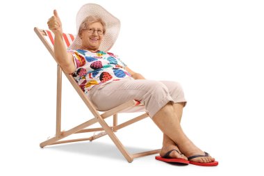 bir başparmak tabela bir şezlong yapma kadın