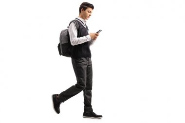 Yürüyüş ve bir telefon kullanarak teen öğrenci