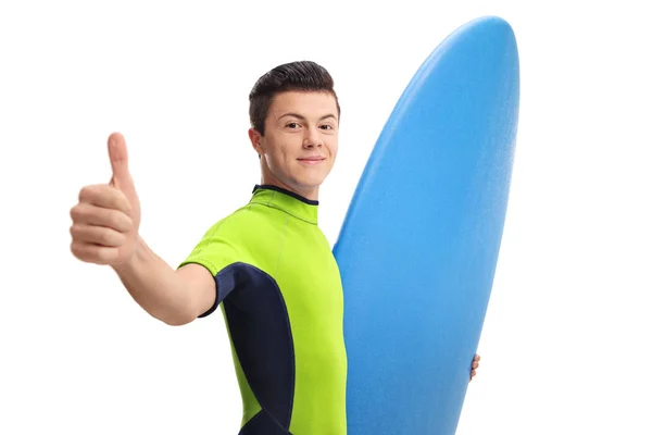 Genç sörfçü bir başparmak tabela yapım — Stok fotoğraf