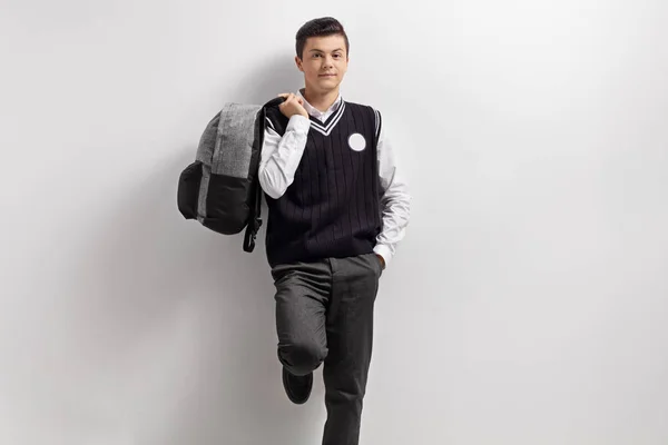 Estudante adolescente segurando uma mochila — Fotografia de Stock
