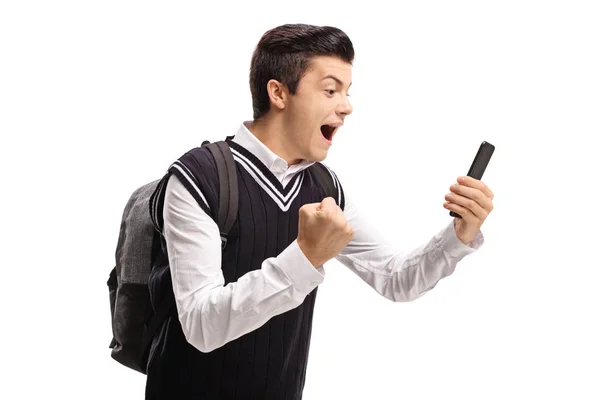 Student blickt auf ein Telefon und gestikuliert glücklich — Stockfoto