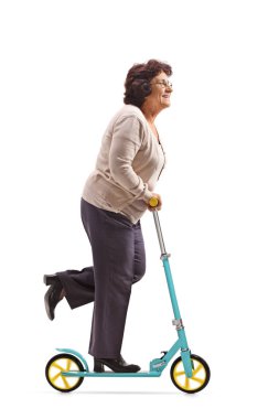 Yaşlı kadın bir scooter sürme