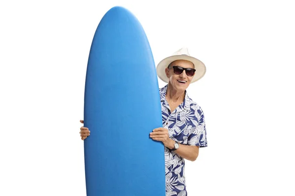 Podeszłym wieku turystyczna trzymając deskę surfingową — Zdjęcie stockowe