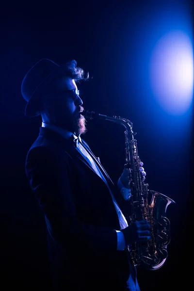 Músico de jazz actuando con un saxofón — Foto de Stock