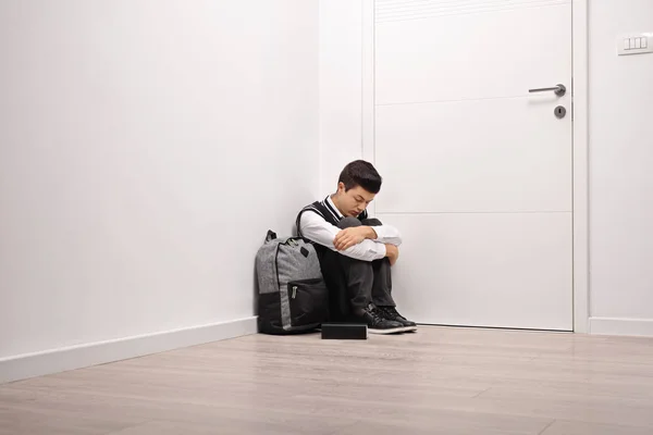 Triste adolescent assis dans un coin — Photo
