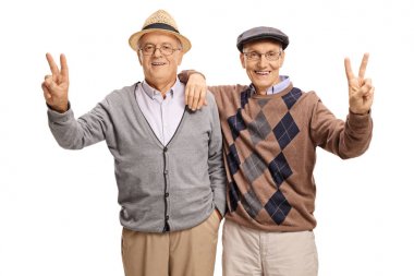 Neşeli yaşlılar barış işaretleri yaparak