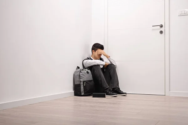 Depresso adolescente studente tenendo la testa incredulo — Foto Stock