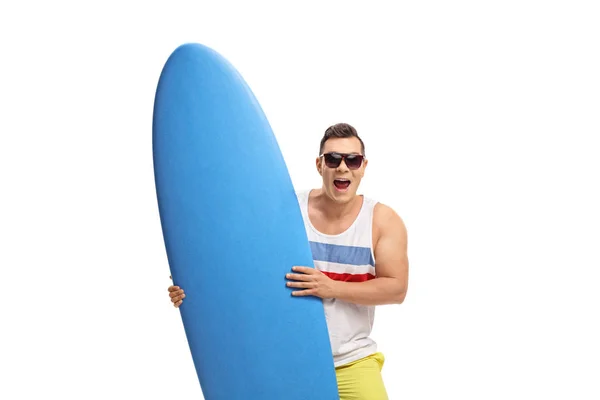 Joyful surfer holding a surfboard — Stock Photo, Image