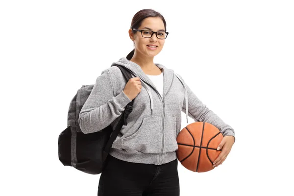 Menina adolescente com uma mochila e uma bola de basquete — Fotografia de Stock