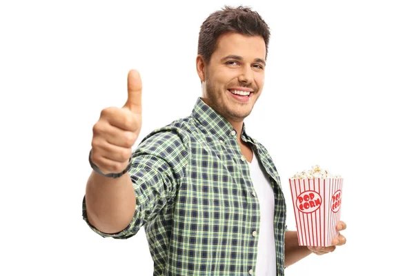 Uomo con popcorn facendo un gesto pollice in su — Foto Stock