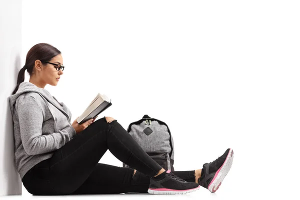 Siswa remaja wanita membaca buku — Stok Foto