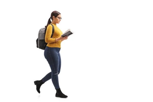 Mujer adolescente estudiante leyendo un libro —  Fotos de Stock