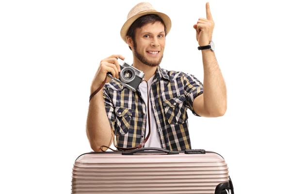 Turysta z walizki i kamera była skierowana do góry — Zdjęcie stockowe