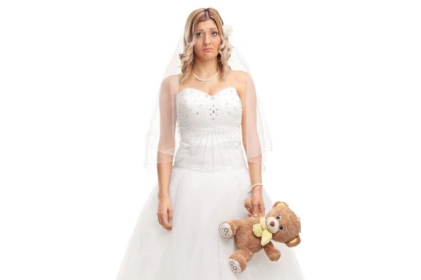 Triste mariée tenant un ours en peluche — Photo