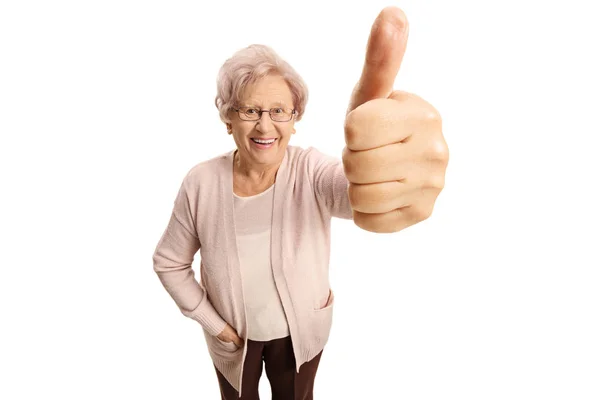 Mujer haciendo un pulgar hacia arriba signo y sonriendo — Foto de Stock